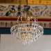 Sul soffitto, da cui pende un elegante lampadario a gocce...